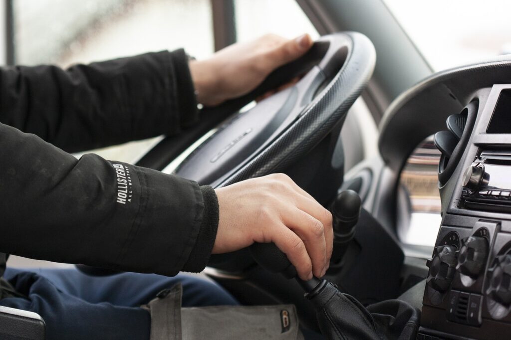 driver-3978839_1280 Kierowca w samochodzie. Zdjęcie z Pixabay.