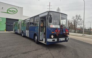 Przegubowy autobus marki Ikarus, który kursował ulicami Zielonej Góry w latach 90.