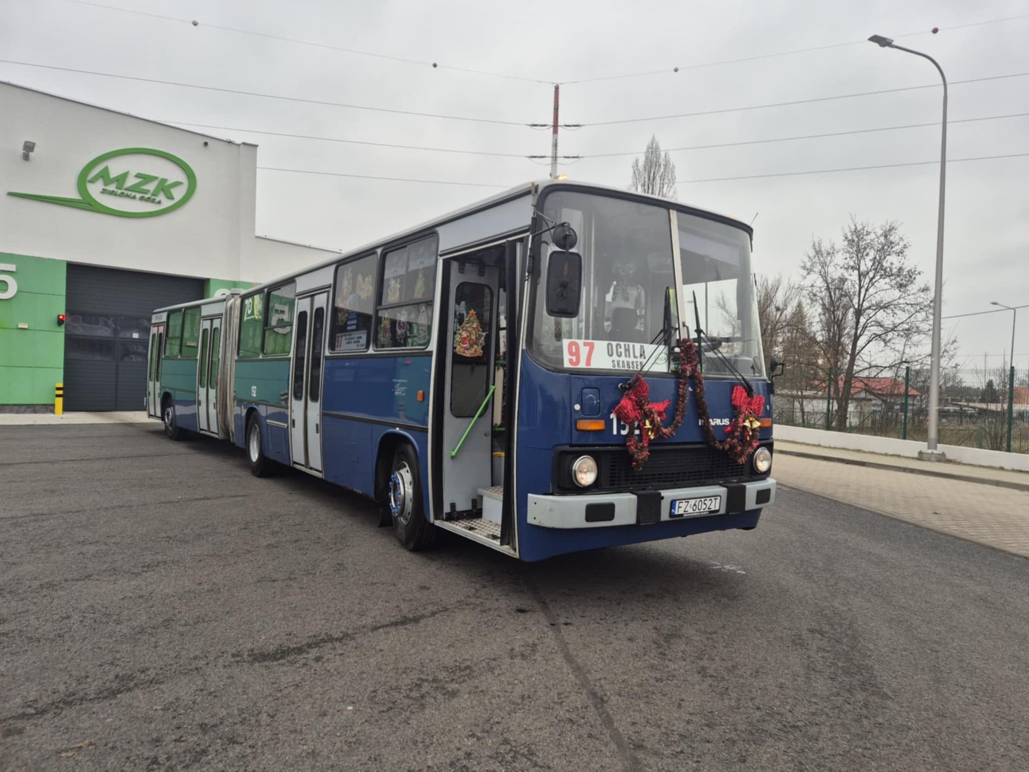 Ikarus Przegubowy autobus marki Ikarus, który kursował ulicami Zielonej Góry w latach 90.
