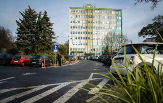 Parking przed urzędem miasta