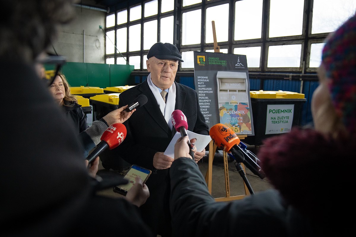 tekstylia Konferencja prasowa poświęcona pojemnikom na tekstylia