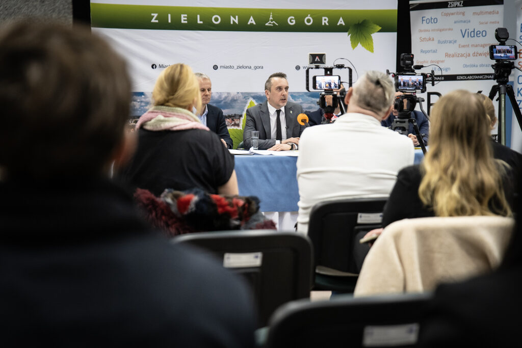 2 Podpisanie umowy na budowę nowej hali