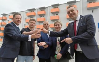Przekazanie kluczy dla pierwszych mieszkańców nowych bloków KTBS