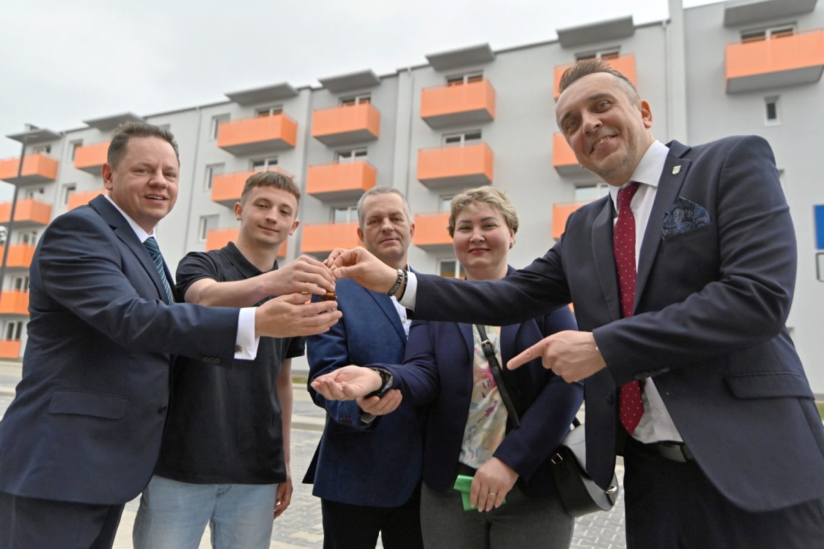 Przekazanie kluczy dla pierwszych mieszkańców nowych bloków KTBS