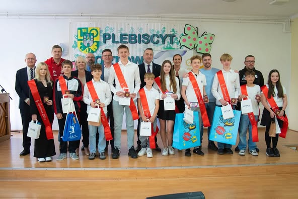 Prezydent Marcin Pabierowski złożył gratulacje młodym pływakom z Zespołu Szkół Mistrzostwa Sportowego
