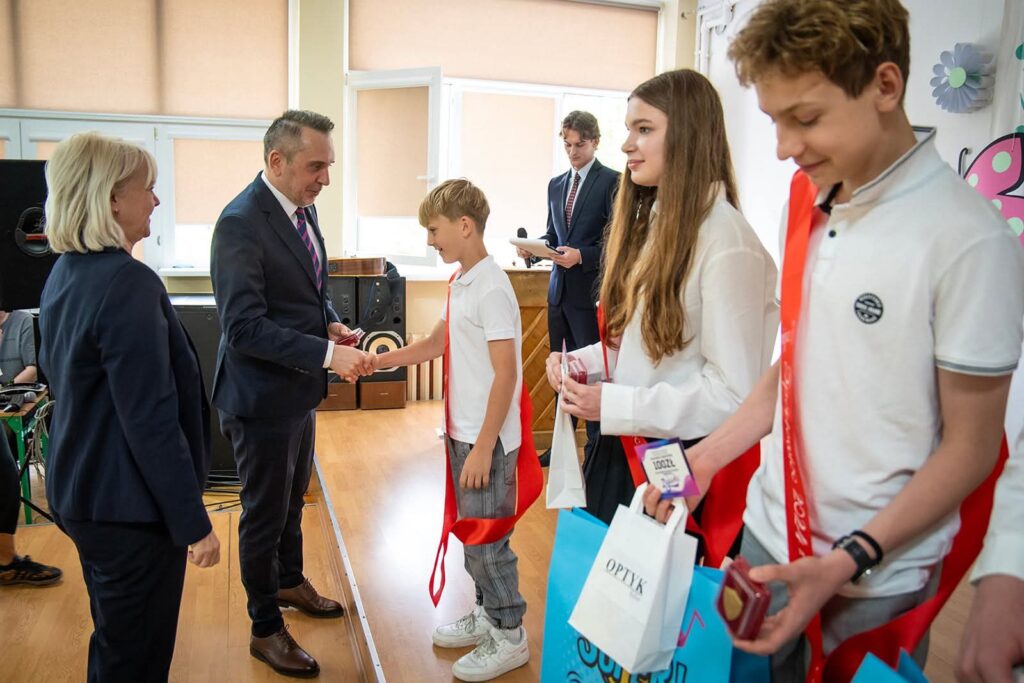 sport2 Prezydent Marcin Pabierowski złożył gratulacje młodym pływakom z Zespołu Szkół Mistrzostwa Sportowego