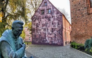 Fot. Tomasz Czyżniewski Postać ks. Kazimierza Michalskiego przypomina pomnik ustawiony nieopodal konkatedry pw. św. Jadwigi. Na ścianie budynku w głębi mural przestawiający sceny z Wydarzeń Zielonogórskich.