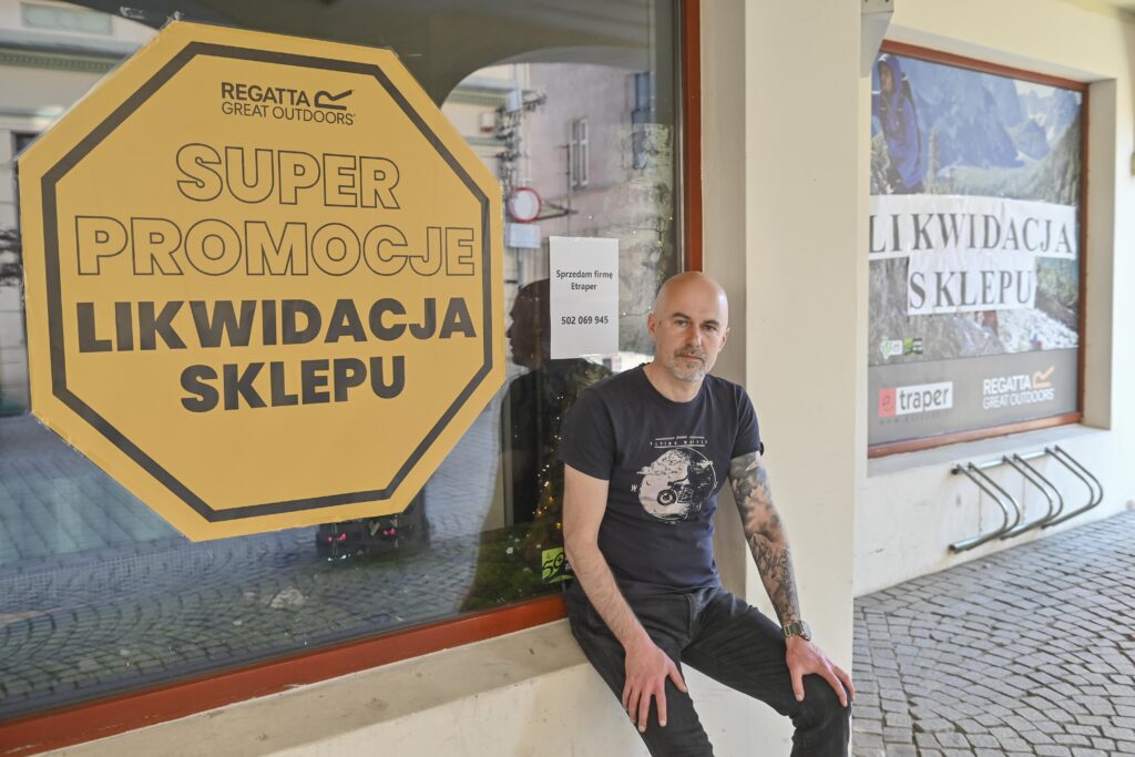 05-traper NOWY Fot. Władysław Czulak Rok temu Daniel Kołtun został wójtem gminy Siedlisko. Wyborczy sukces był jednocześnie końcem zielonogórskiego sklepu eTraper. - Nie potrafię, nie dam rady i nawet nie chcę łączyć prowadzenia sklepu turystycznego z pracą w urzędzie - mówi.