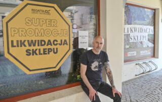 Fot. Władysław Czulak Rok temu Daniel Kołtun został wójtem gminy Siedlisko. Wyborczy sukces był jednocześnie końcem zielonogórskiego sklepu eTraper. - Nie potrafię, nie dam rady i nawet nie chcę łączyć prowadzenia sklepu turystycznego z pracą w urzędzie - mówi.