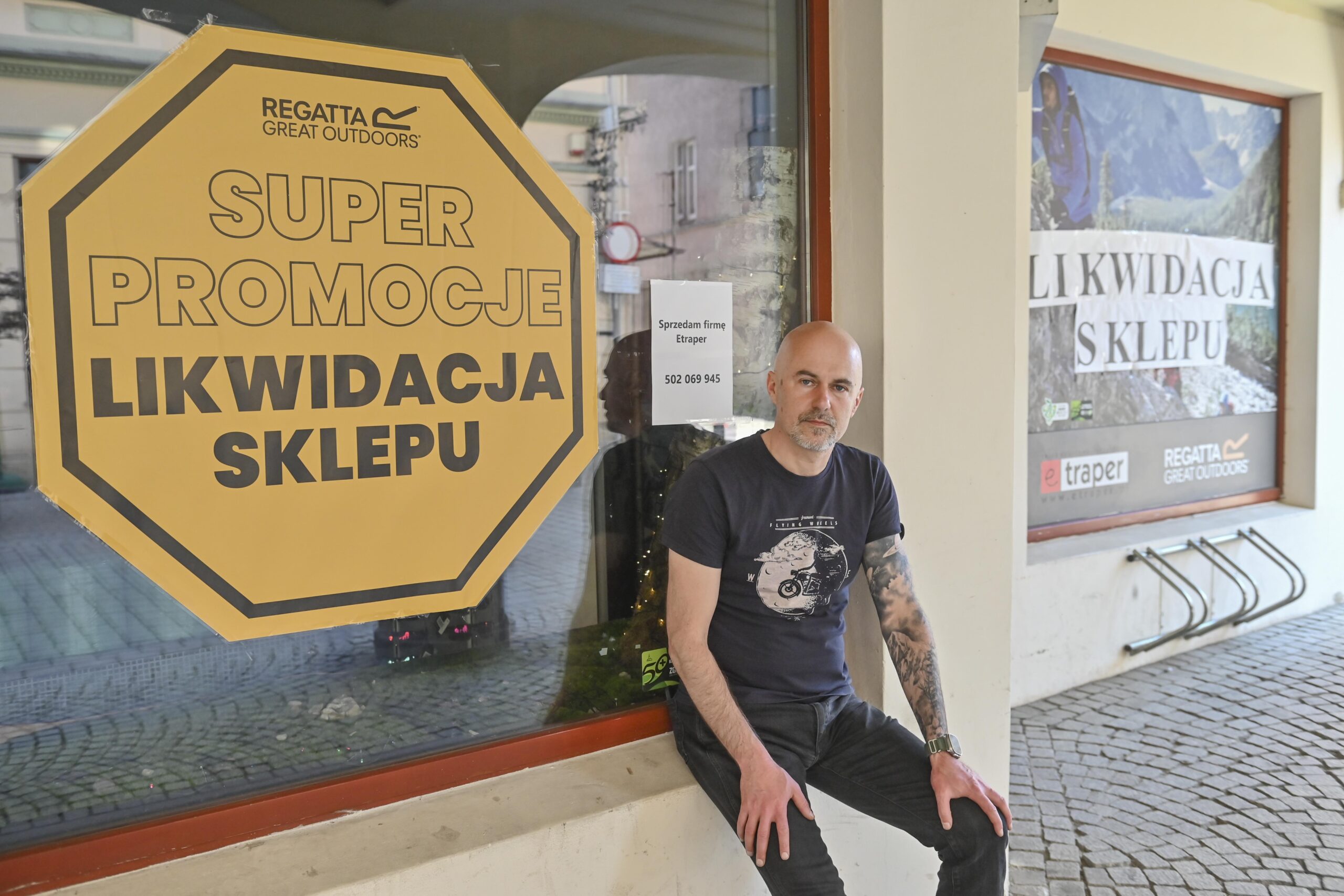 Fot. Władysław Czulak Rok temu Daniel Kołtun został wójtem gminy Siedlisko. Wyborczy sukces był jednocześnie końcem zielonogórskiego sklepu eTraper. - Nie potrafię, nie dam rady i nawet nie chcę łączyć prowadzenia sklepu turystycznego z pracą w urzędzie - mówi.