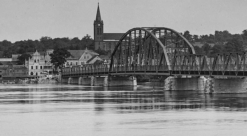Zdjęcia ze zbiorów Tytusa Fokszana i fotopolska.pl Most na Odrze w Cigacicach ma prawie 400 metrów długości. Zbudowała go zielonogórska firma Beuchelt.