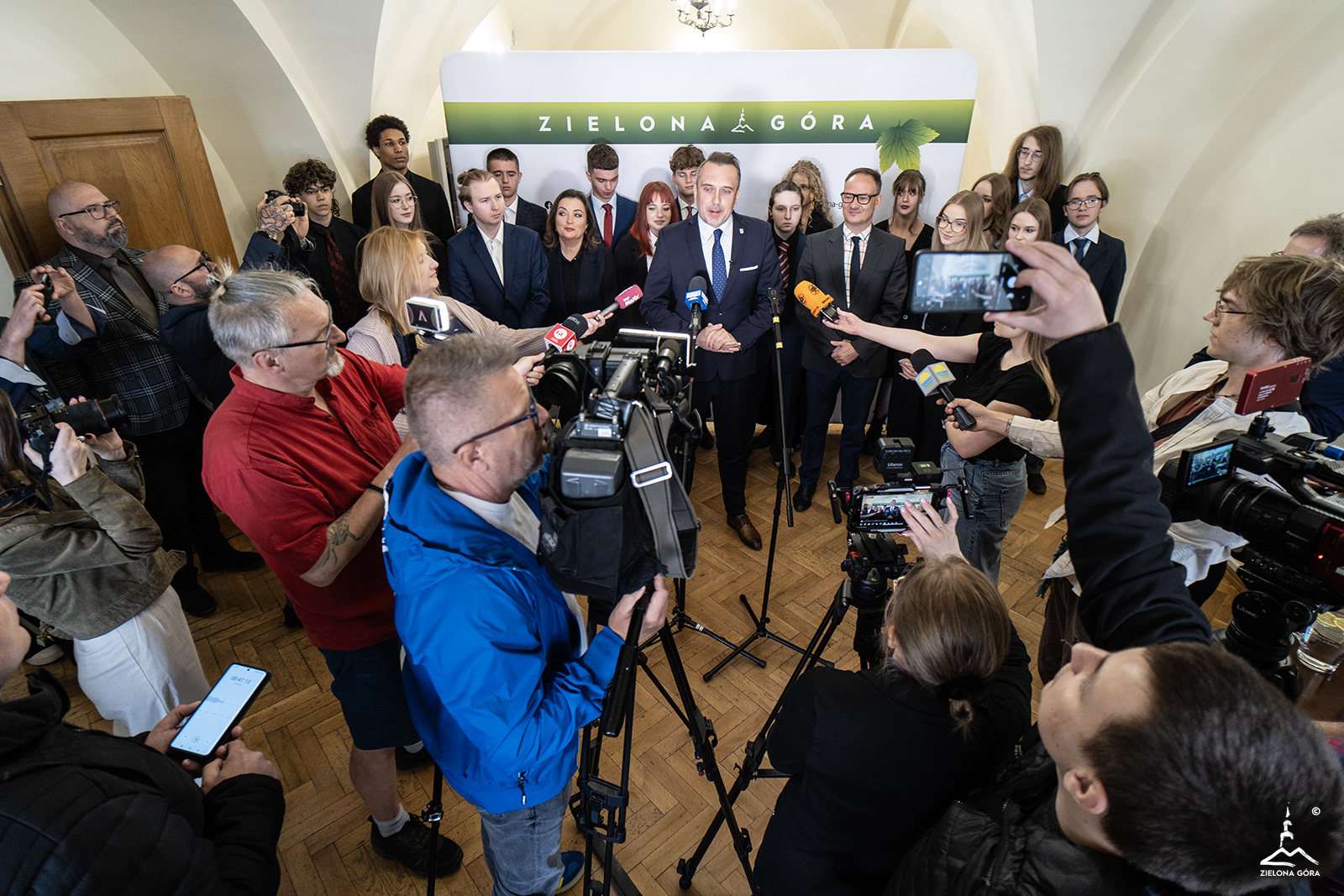 1a Młodzi będą decydować o swoich sprawach.