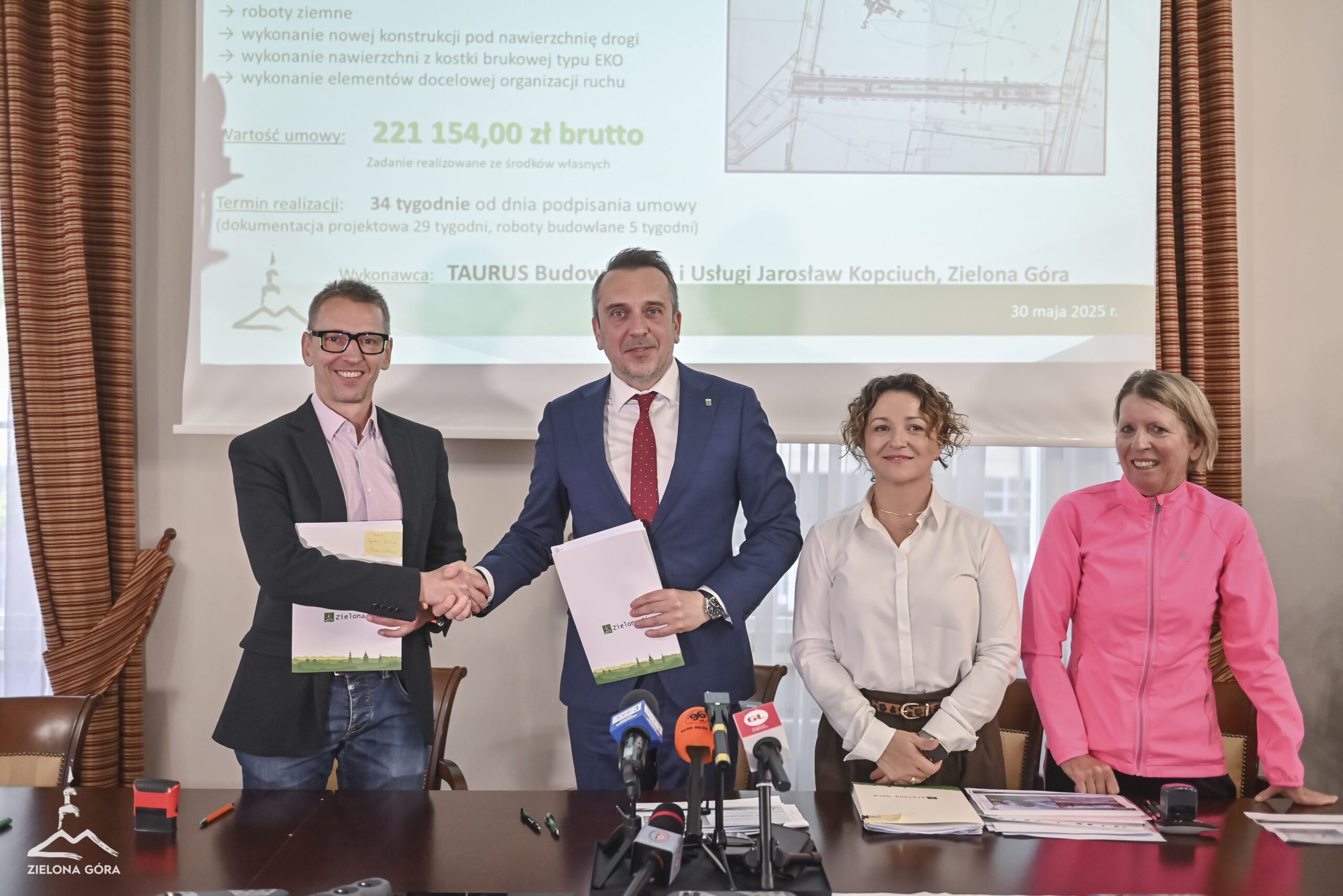 2025-05-30 wc-Podpisanie umów na remont dróg LOG (18) Miasto wyremontuje siedem kolejnych dróg.