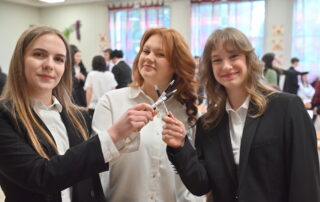 Klaudia, Jagoda i Ola nie wyglądały na zestresowane przed egzaminem pisemnym z języka polskiego.