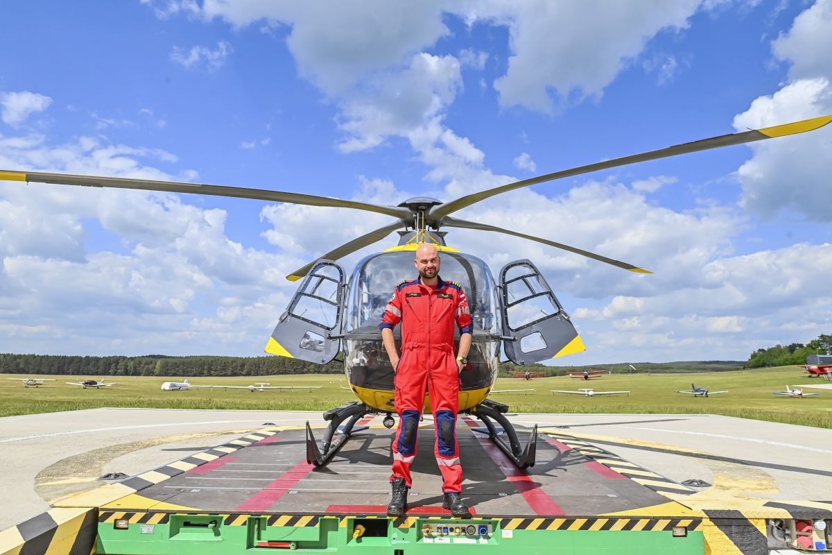 01-pilot Fot. Władysław Czulak / - Wielokrotnie stawiałem maszynę na drogach, raz w Świnoujściu dosłownie na przystanku autobusowym - opowiada Jędrzej Wiler, pilot śmigłowca Lotniczego Pogotowia Ratunkowego.