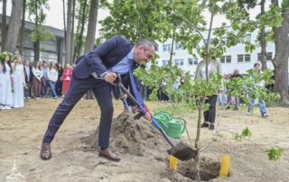 Prezydent Marcin Pabierowski posadził okolicznościowy dąb.