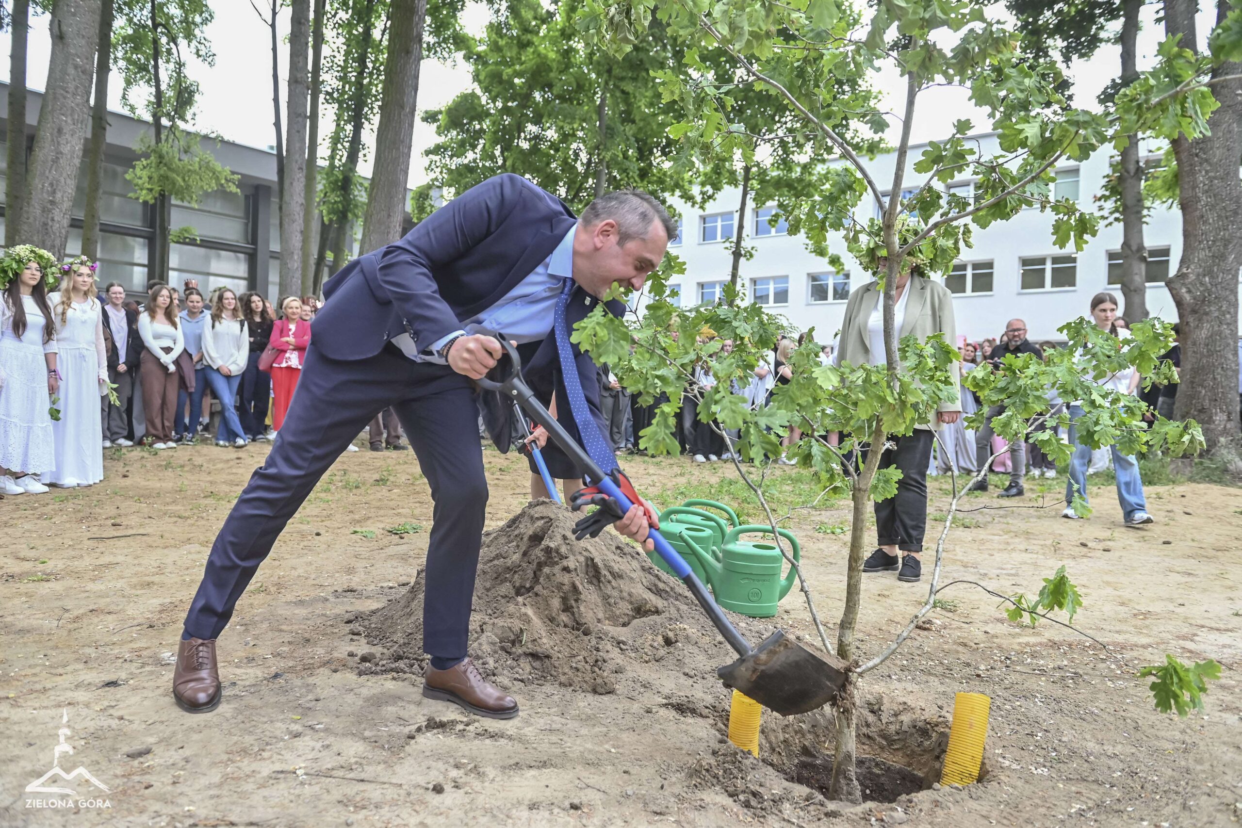 Prezydent Marcin Pabierowski posadził okolicznościowy dąb.