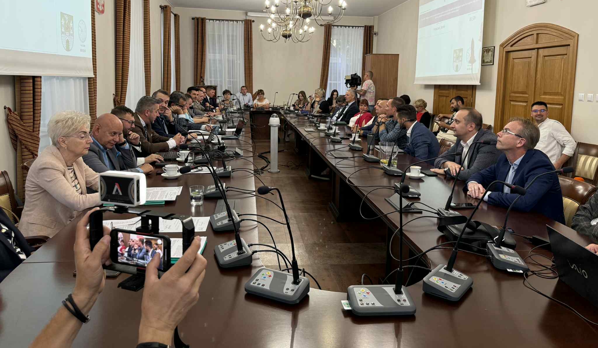 Nadzwyczajna sesja rady miasta w zielonogórskim ratuszu
