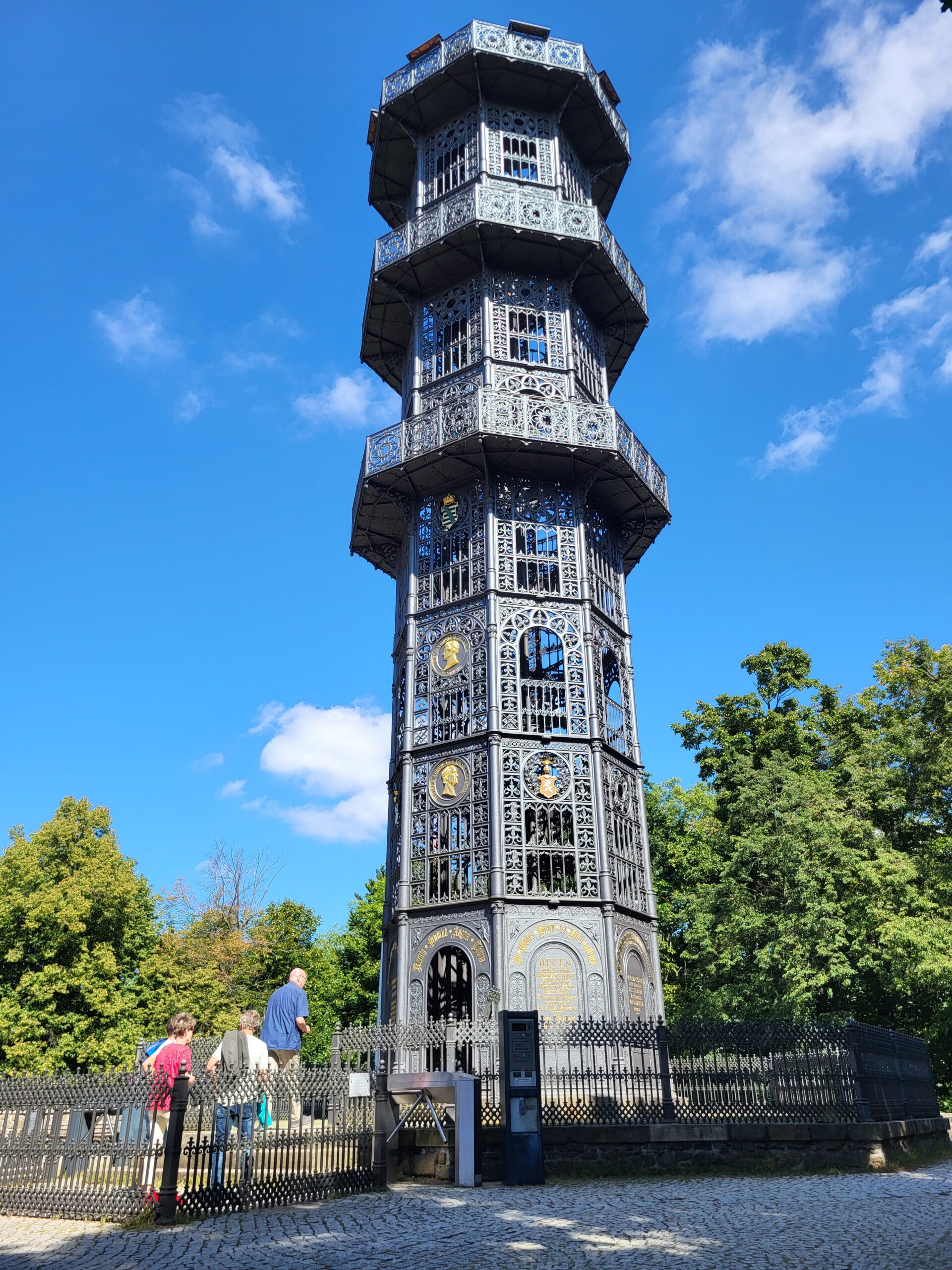 Żeliwna wieża widokowa w Löbau ma 28 metrów. Została zbudowana w 1854 r., sześć lat wcześniej niż Wieża Braniborska.
