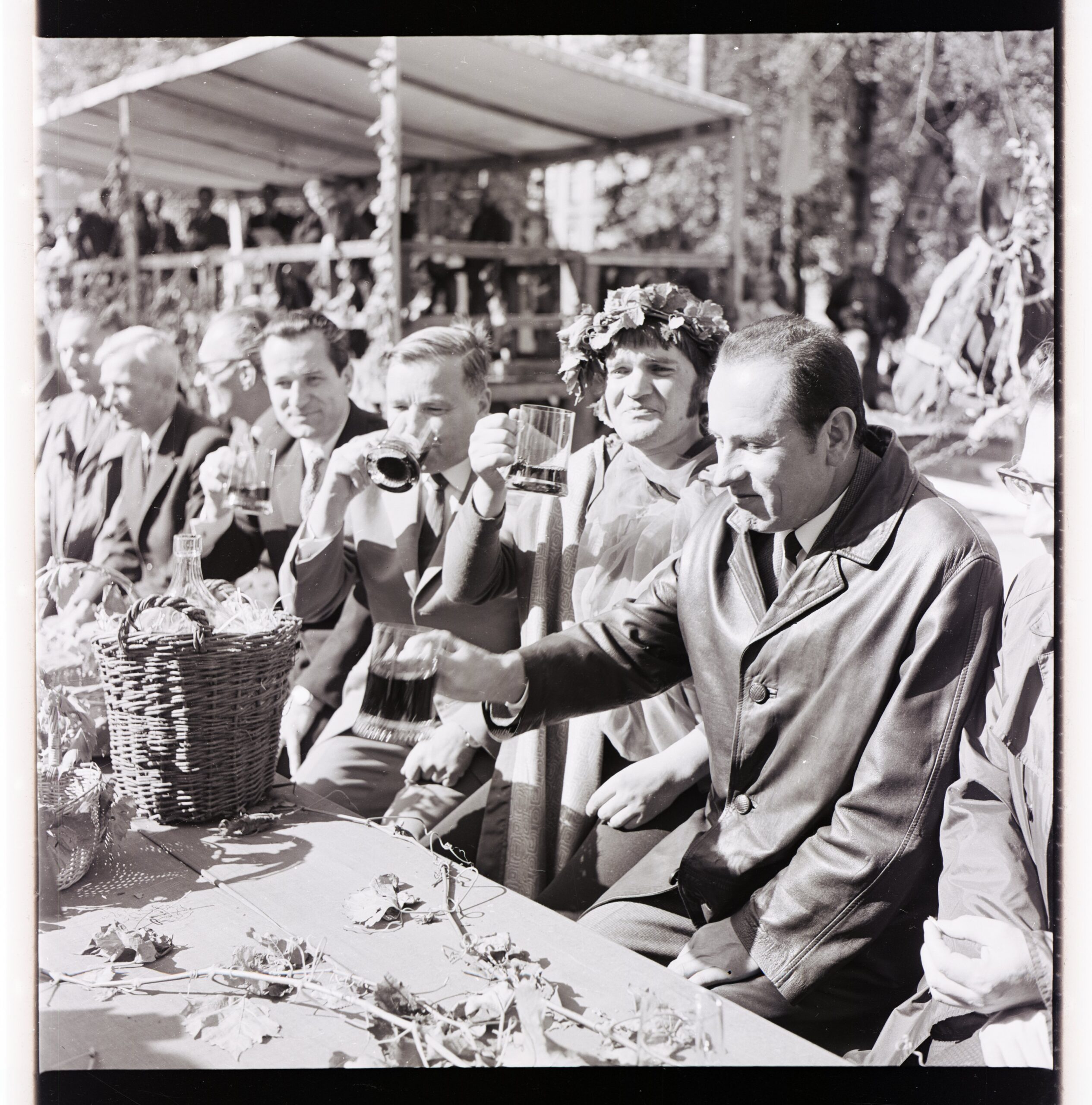 09-WIn Bachus Korowód w latach 60. XX w. Najważniejsi uczestnicy zasiadali na trybunie honorowej, która stała przy al. Niepodległości.