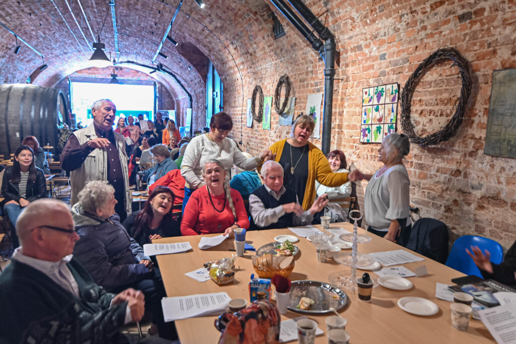 Wspólne śpiewy to okazja, by wypróbować, czy akustyka w Sali Szeptów jest rzeczywiście tak doskonała, jak mówią znawcy tematu.