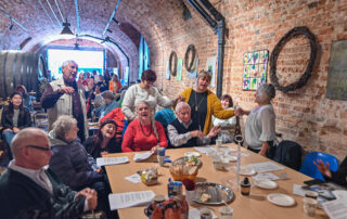 Wspólne śpiewy to okazja, by wypróbować, czy akustyka w Sali Szeptów jest rzeczywiście tak doskonała, jak mówią znawcy tematu.