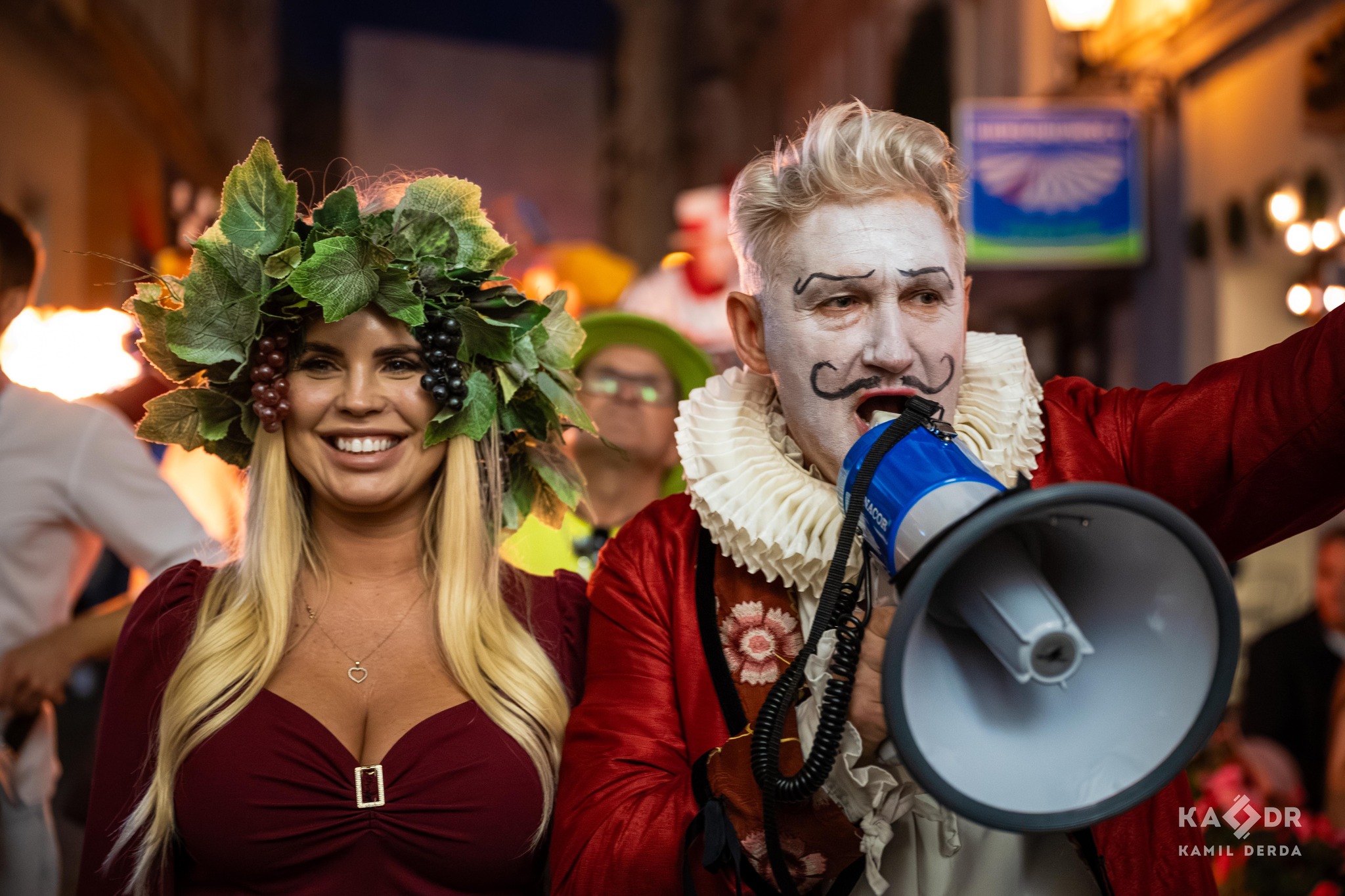 Robert Czechowski, na czele radosnego korowodu, w sobotni wieczór przeprowadził przez miasto Bachusa, by ten mógł ogłosić rozpoczęcie Winobrania. Teraz przed reżyserem wielkie widowisko na zakończenie zielonogórskiego święta.