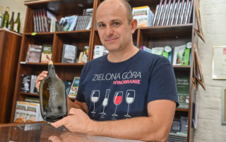 - Jedna z zaprzyjaźnionych rękodzielniczek pozyskuje z restauracji niepotrzebne butelki i daje im drugie życie, przetapiając w piękne ozdoby i pamiątki - mówi Hubert Małyszczyk