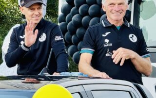 Jarosław Hampel pożegnał się z kibicami w Zielonej Górze podczas sobotniego korowodu. Niesztampowo, w towarzystwie Andrzeja Huszczy, legendy Falubazu.