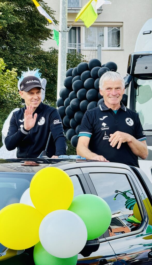 08-Hampel Jarosław Hampel pożegnał się z kibicami w Zielonej Górze podczas sobotniego korowodu. Niesztampowo, w towarzystwie Andrzeja Huszczy, legendy Falubazu.