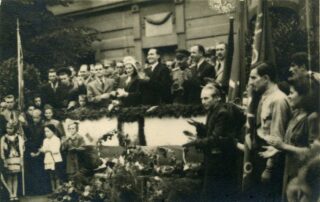 Winobranie w 1945 r., trybuna honorowa. W środku wojewoda poznański Feliks Widy-Wirski z żoną.