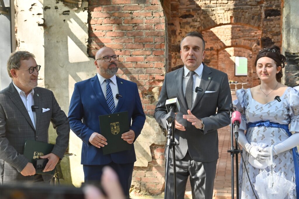 Prezydent Marcin Pabierowski otworzył rozbudowaną oranżerię w Parku Książęcym w Zatoniu.