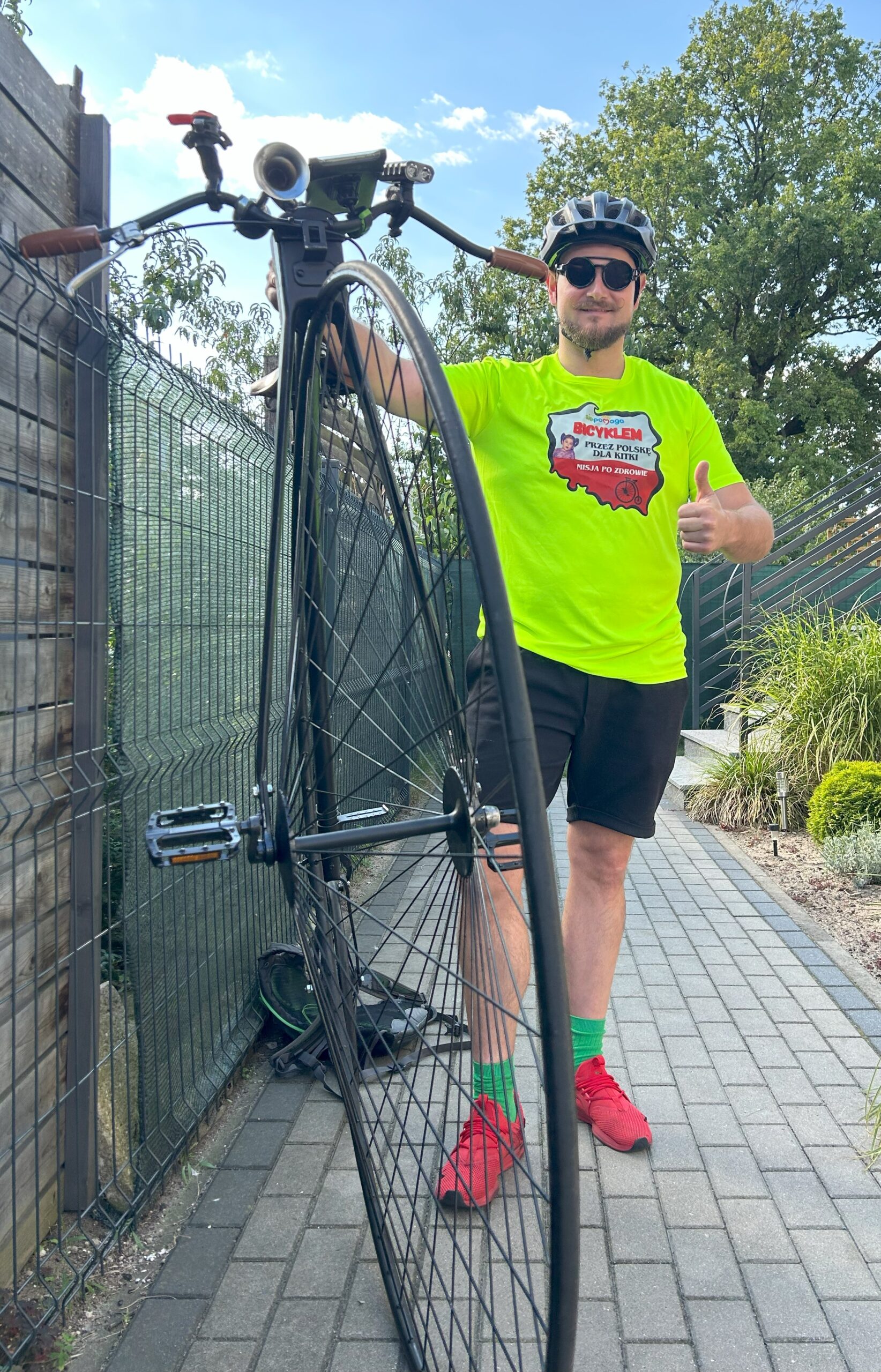 Przednie koło bicykla wydaje się monstrualnie wielkie, mierzy 55 cali. Siodełko na wysokości barków wysokiego mężczyzny potęguje lęk przed każdą niespodzianką na drodze. Na takiej „maszynie” Łukasz Jęcz wyruszył po zdrowie dla swojej córeczki.