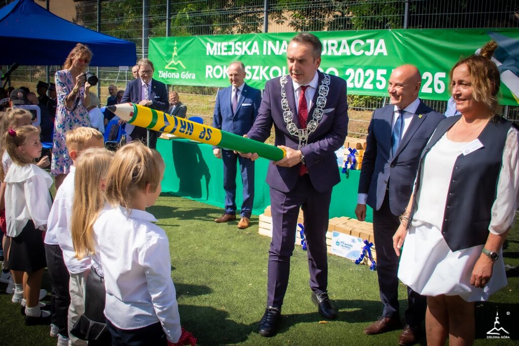 540949455_2576293052706479_1538776487650019219_n Prezydent Marcin Pabierowski pasował pierwszoklasistów na uczniów.