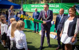 Prezydent Marcin Pabierowski pasował pierwszoklasistów na uczniów.