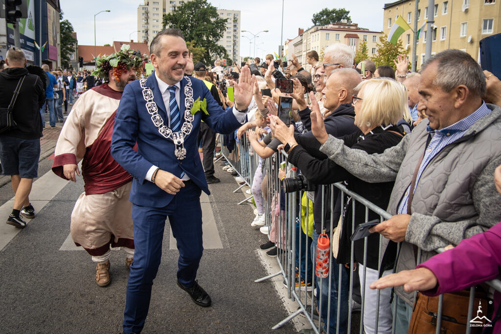 Prezydent Marcin Pabierowski przybijał piątki z mieszkańcami.