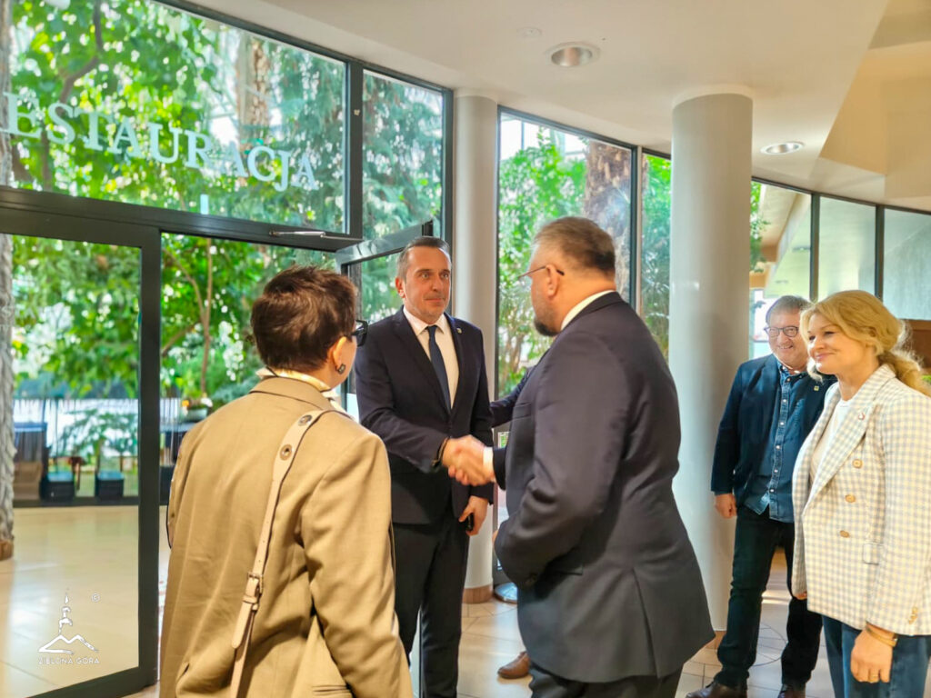 prezydent-palmiarnia Prezydent Marcin Pabierowski zaprosił gości z Warszawy do Palmiarni.