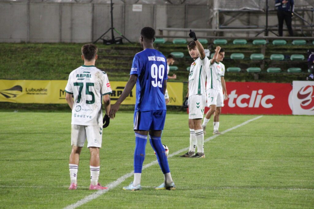08 – PILKA NOZNA Lechia przegrała pierwszy historyczny mecz przy świetle jupiterów.
