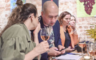 Jonathan Gharbi (na zdjęciu podczas degustacji w Sali Szeptów) zachęca na swoim blogu do przyjazdu na przyszłoroczne Winobranie: „Zdecydowanie warto odwiedzić wtedy miasto”.