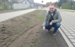 Fot. Maciej Dobrowolski - Kierowcy rozjeżdżają nam trawniki - pokazuje Piotr Tadrowski