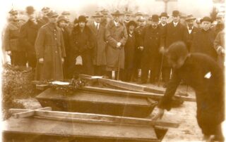 29 października 1925 r., Cmentarz Orląt Lwowskich. Jadwiga Zarugiewiczowa dokonuje wyboru jednej z trzech trumien.