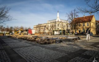 Budowa lodowiska na placu Bohaterów