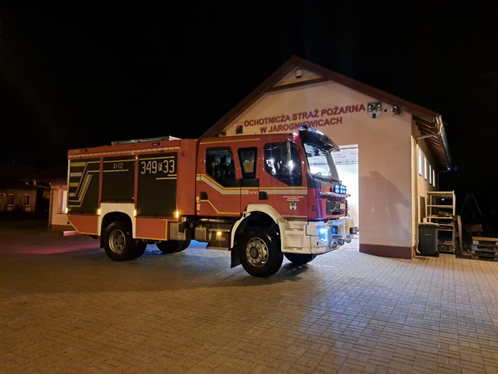 Nowoczesny wóz strażacki w Jarogniewicach.