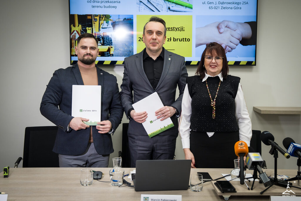 13a- główne Parking przy ul. Lisiej - podpisanie umowy.