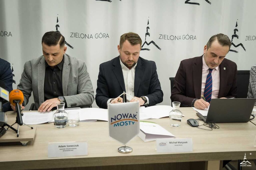 Fot. Bartosz Mirosławski/Prezydent Marcin Pabierowski podpisał umowę na remont czterech dróg w Raculi i kładki Zatonie-Barcikowice