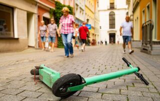 Porzucone hulajnogi przyczyniają się do wypadków.